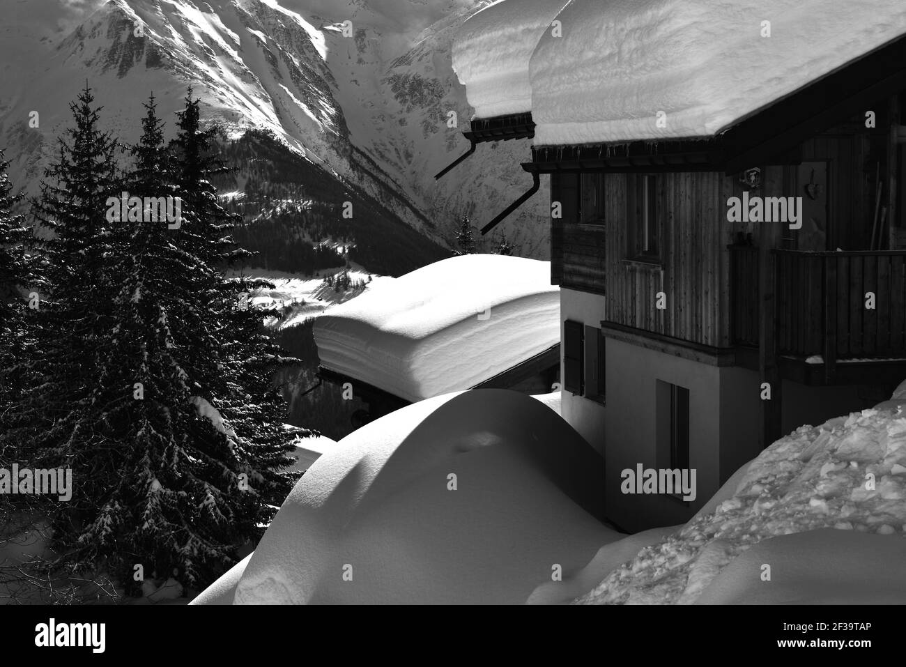 Chalets avec vue sous la neige profonde et le ciel bleu dans une station de ski Banque D'Images
