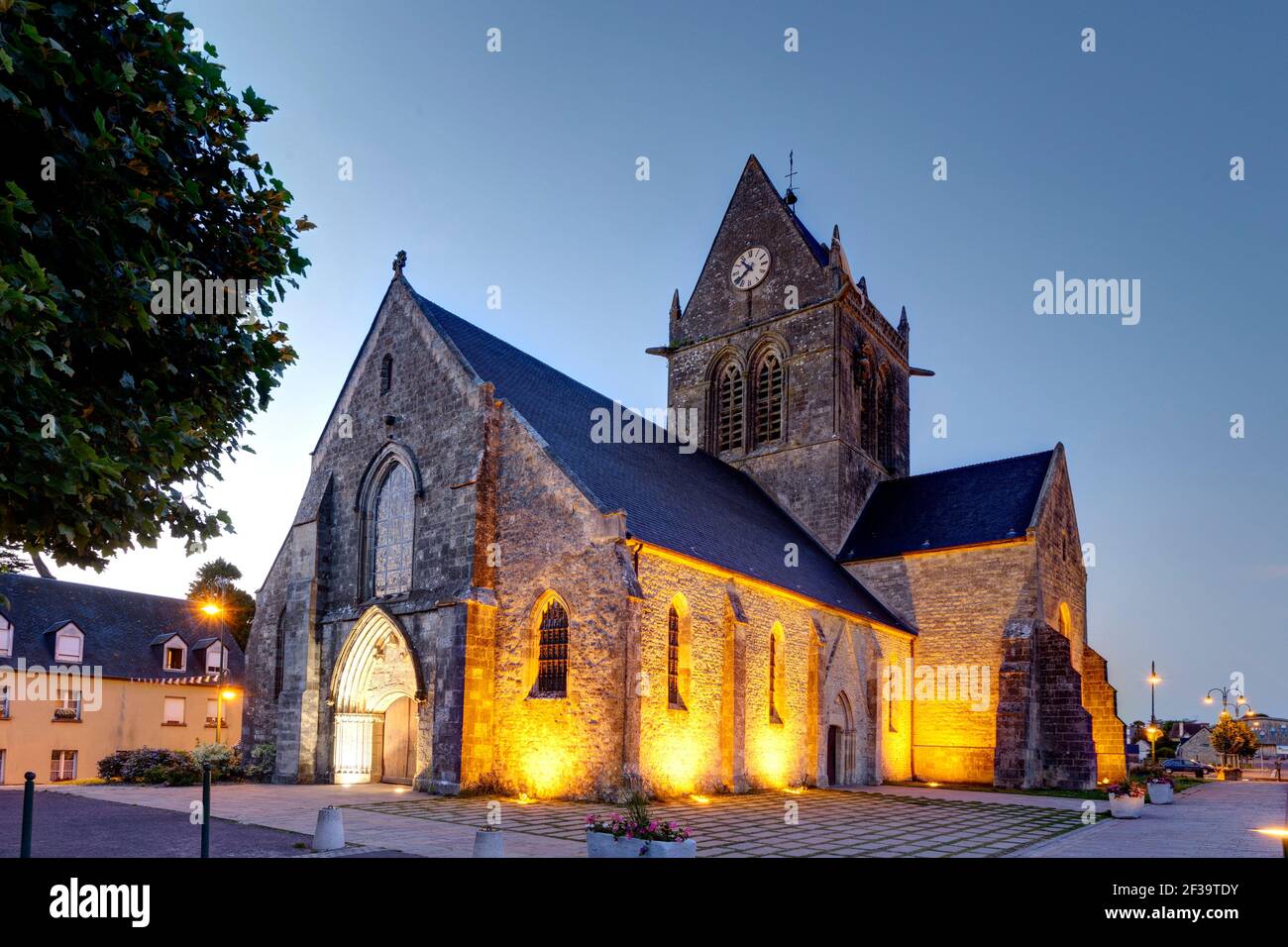 Intérieur de l'église Sainte-Mere-Église (Normandie, Nord-Ouest de la France) : l'église et son clocher. (Non disponible pour la production de cartes postales) Banque D'Images
