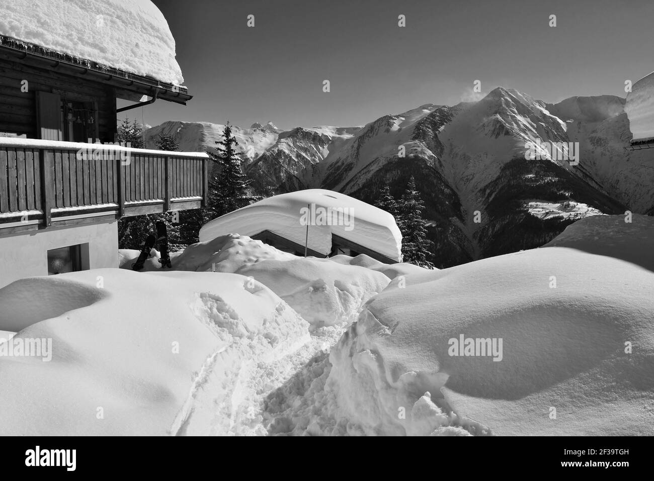 Monochrome de chalet avec vue sous la neige profonde avec ciel bleu dans une station de ski Banque D'Images
