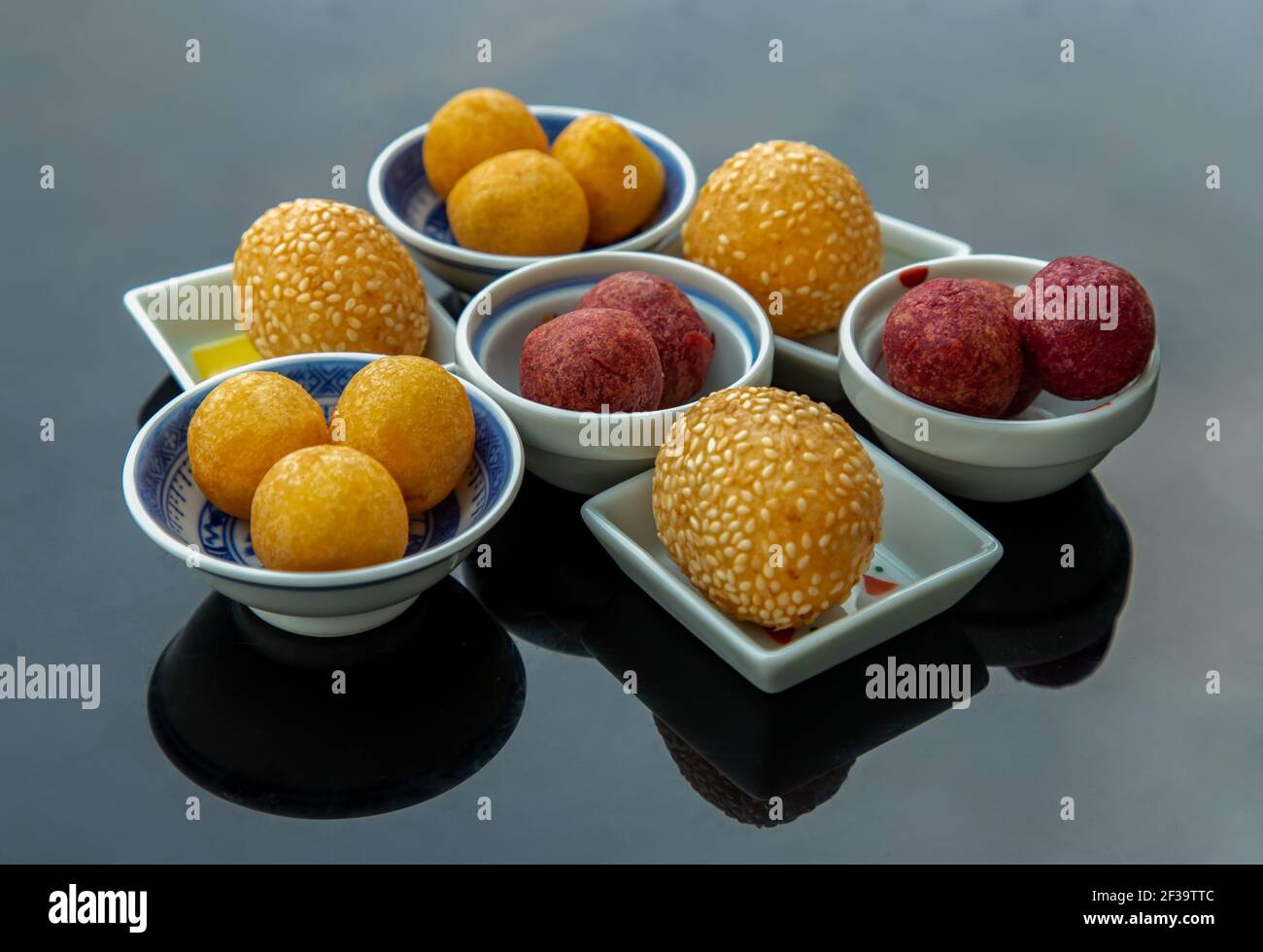 Boulettes de pommes de terre sucrées au sésame avec des boulettes de pommes de terre sucrées