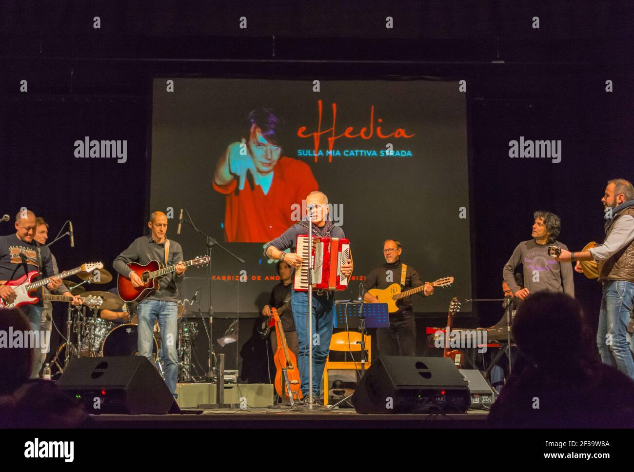 Représentation d'un groupe musical sur scène chantant la chanson de Fabrizio DeAndrè à Bolzano, dans le nord de l'Italie Banque D'Images