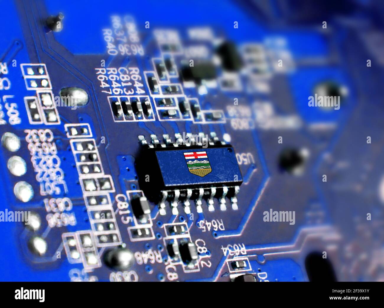 Carte électronique avec puce intégrée et drapeau de l'Alberta. Le concept des technologies informatiques modernes. Banque D'Images
