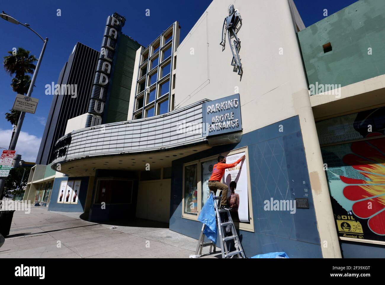 Los Angeles, États-Unis. 16 mars 2021. Un travailleur se prépare à la réouverture d'un cinéma sur Sunset Blvd. À Hollywood, dans le comté de Los Angeles, en Californie, aux États-Unis, le 15 mars, 2021. Les gymnases, restaurants, cinémas et musées du comté de Los Angeles sont autorisés à reprendre des opérations intérieures limitées lundi après que le comté le plus peuplé du pays a assoupli les restrictions contre la COVID-19. Credit: Xinhua/Alay Live News Banque D'Images