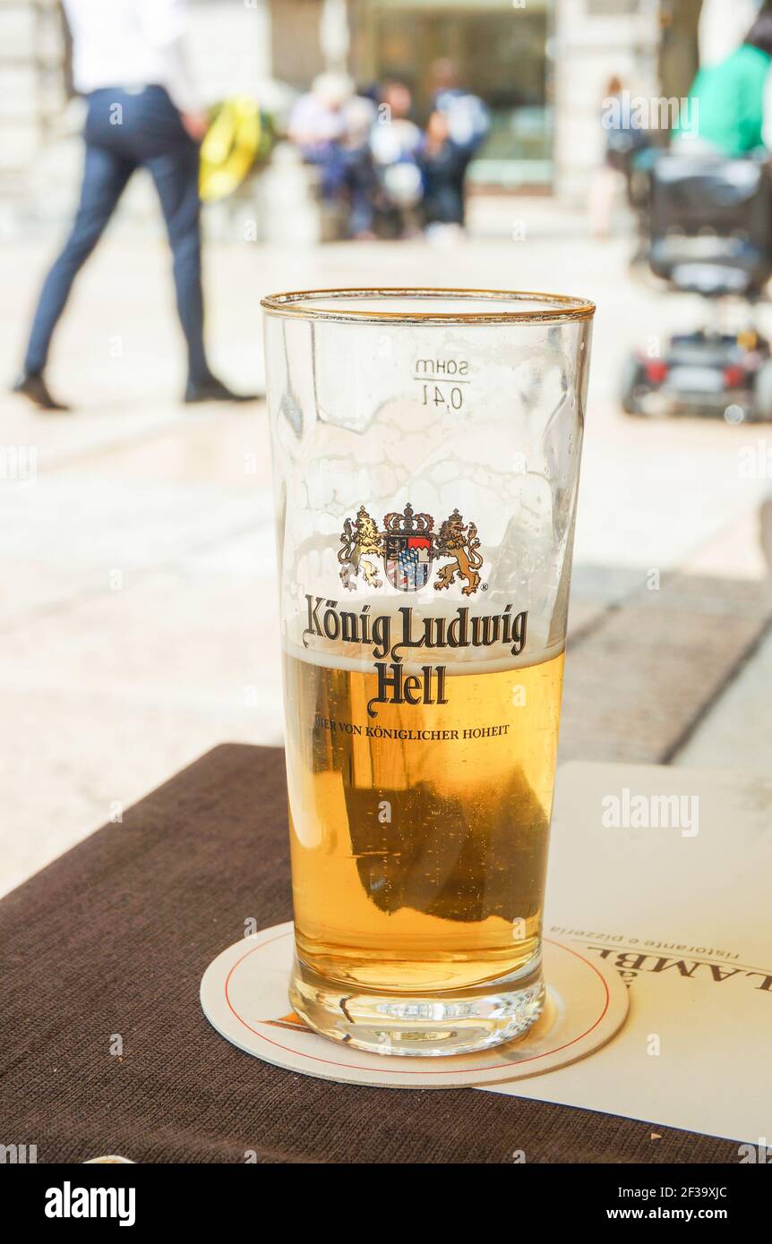 VÉRONE, ITALIE - 05 mai 2016 : bière Koenig Ludwig Hell dans un verre sur une table en bois d'un restaurant par temps ensoleillé Banque D'Images