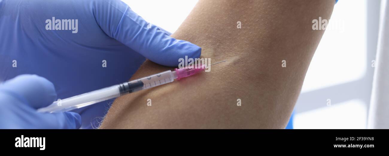 Injection de médicaments avec seringue dans la veine en gros plan de la main. Banque D'Images