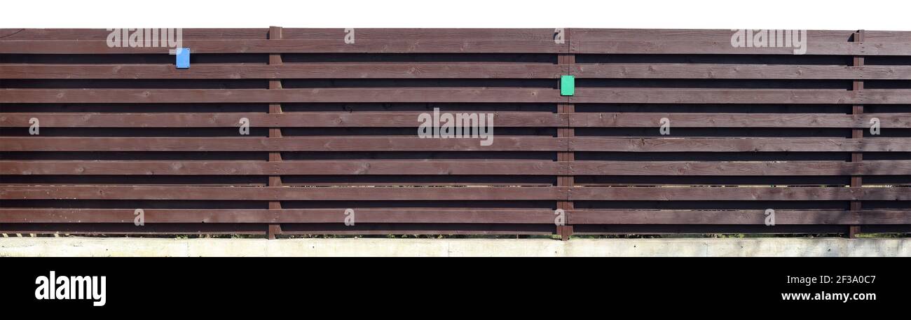 Clôture en bois en planches horizontales brunes. Isolé sur blanc Banque D'Images