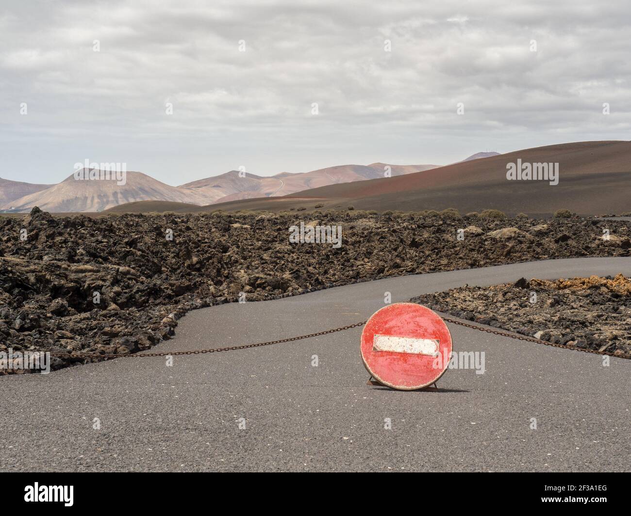 Un vieux panneau no d'entrée sur la route à travers les collines de Lanzarote, îles Canaries Banque D'Images