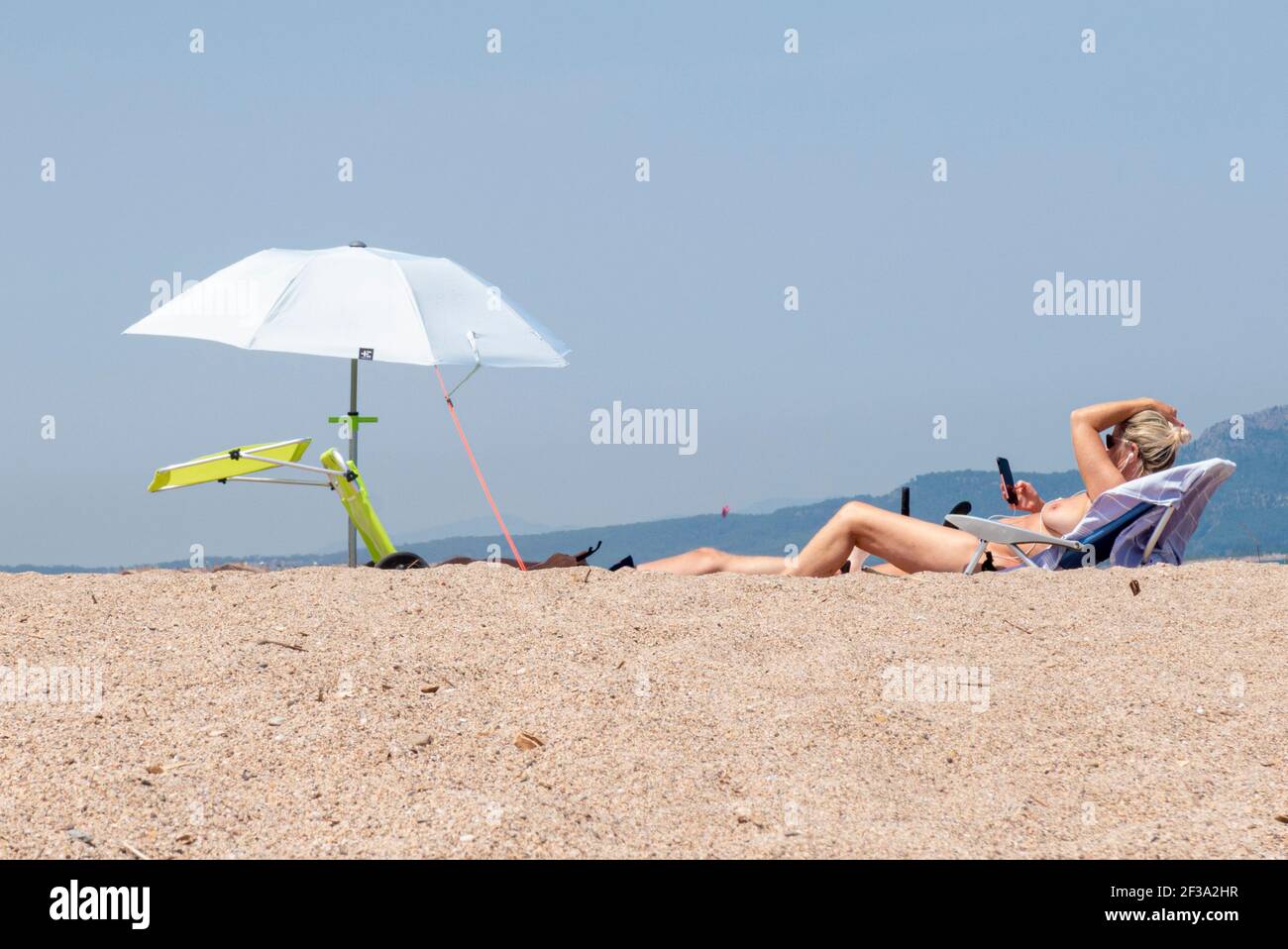personnes sur une plage de la costa brava à gérone dans le nord de l'espagne en une journée d'été Banque D'Images