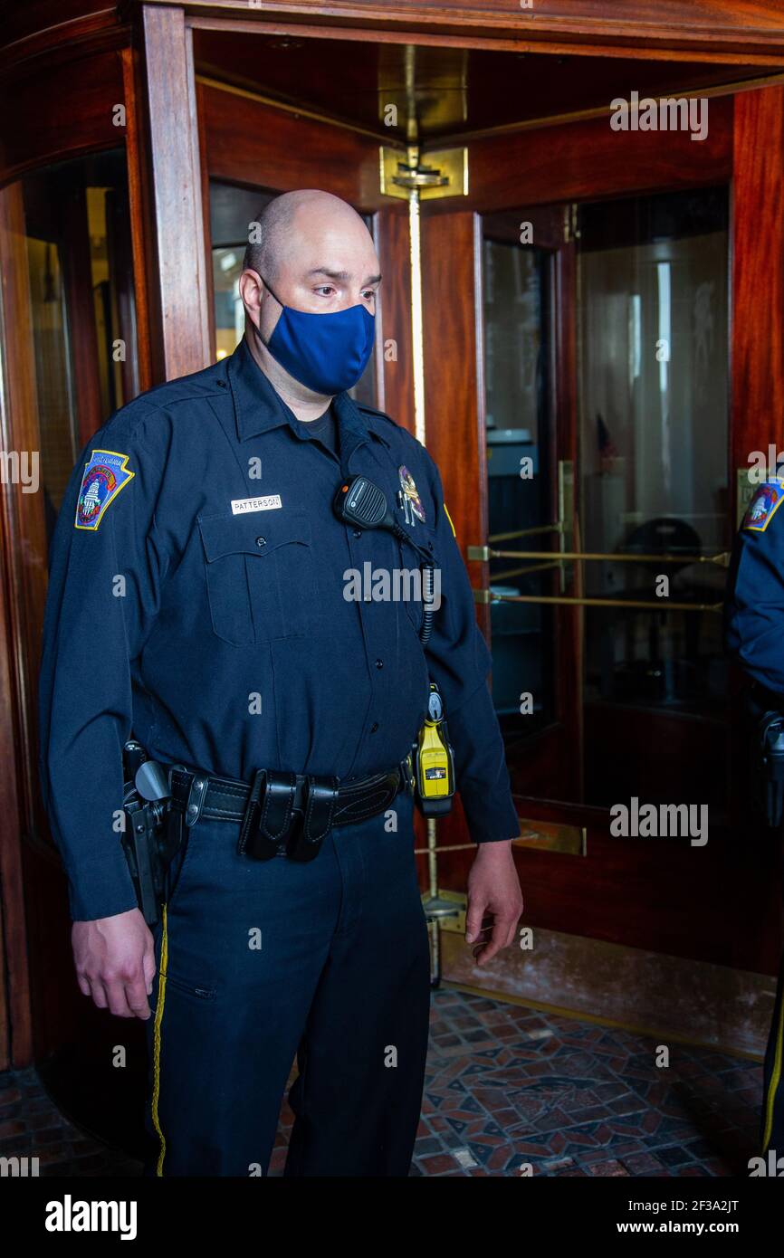 Harrisburg, États-Unis. 15 mars 2021. Un officier de police du Capitole de Pennsylvanie garde l'entrée du Capitole de l'État de Pennsylvanie alors que les membres de la campagne des pauvres tentaient de répondre à leurs demandes.la campagne des pauvres de Pennsylvanie a annoncé 14 priorités politiques nationales et neuf priorités spécifiques à la Pennsylvanie. Crédit : SOPA Images Limited/Alamy Live News Banque D'Images