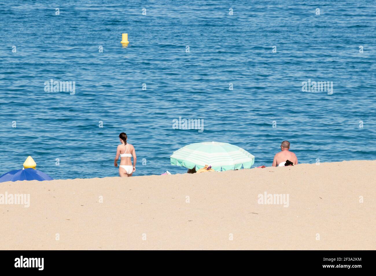 personnes sur une plage de la costa brava à gérone dans le nord de l'espagne en une journée d'été Banque D'Images