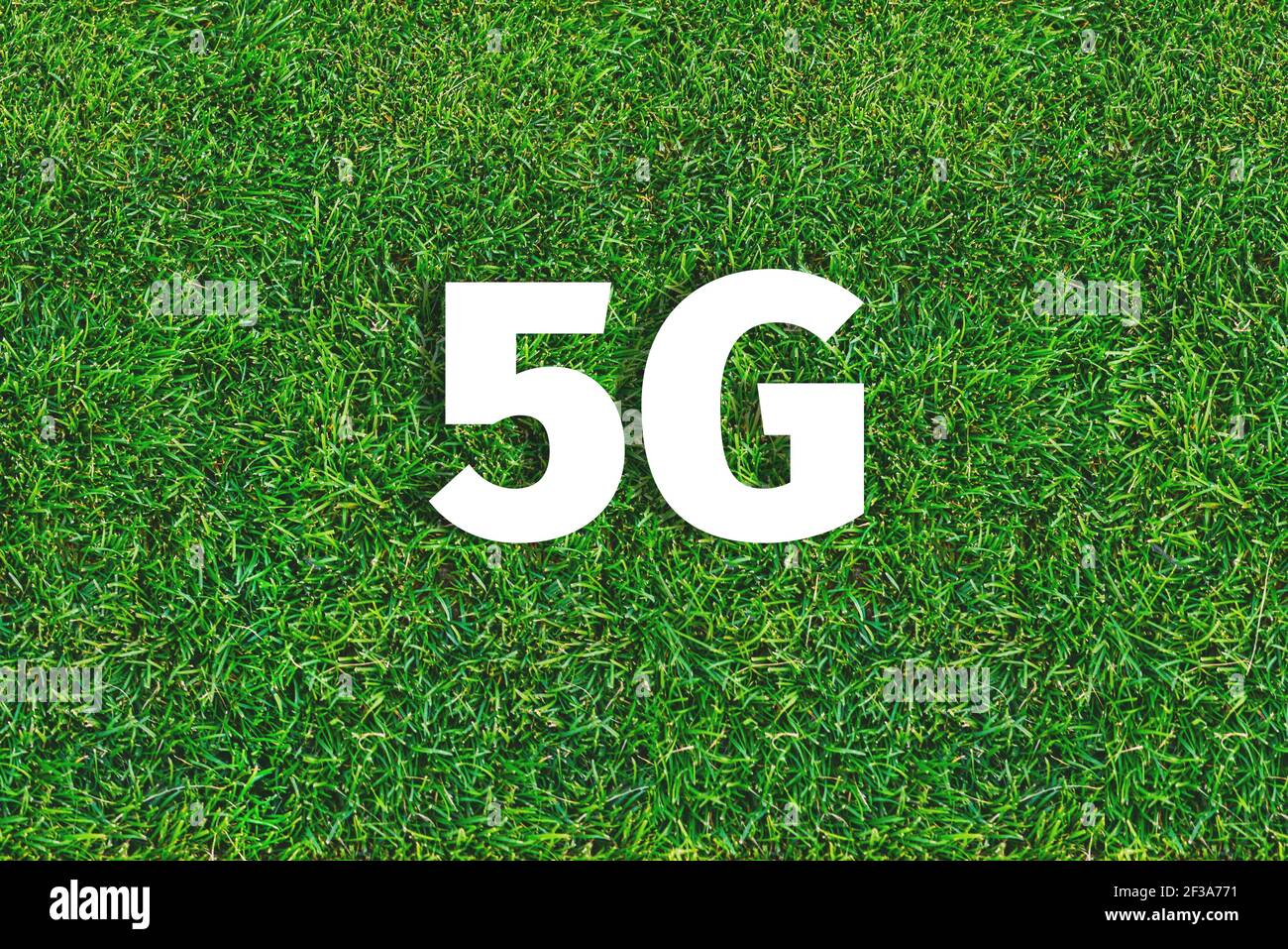 Panneau 5G sur fond vert. Internet mobile haut débit. Technologie moderne de transmission de signaux. Réseau mobile 5G. Banque D'Images