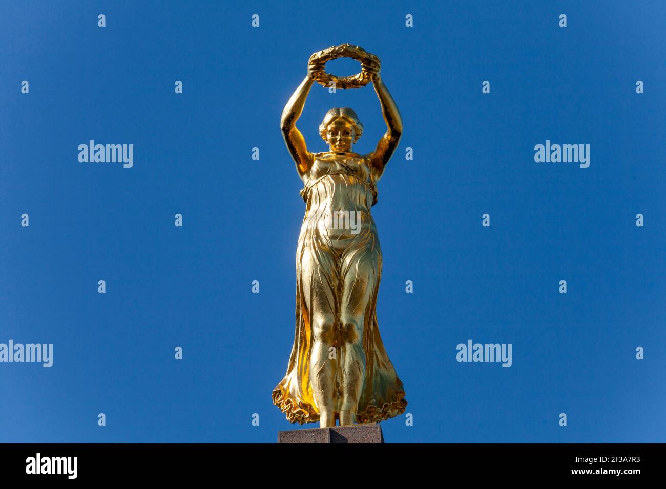 Luxembourg : la statue de Gelle FRA, un obélisque commémoratif de guerre  soutenant Nike, la déesse de la victoire ou la « Reine de la liberté »  tenant une couronne de Laurier