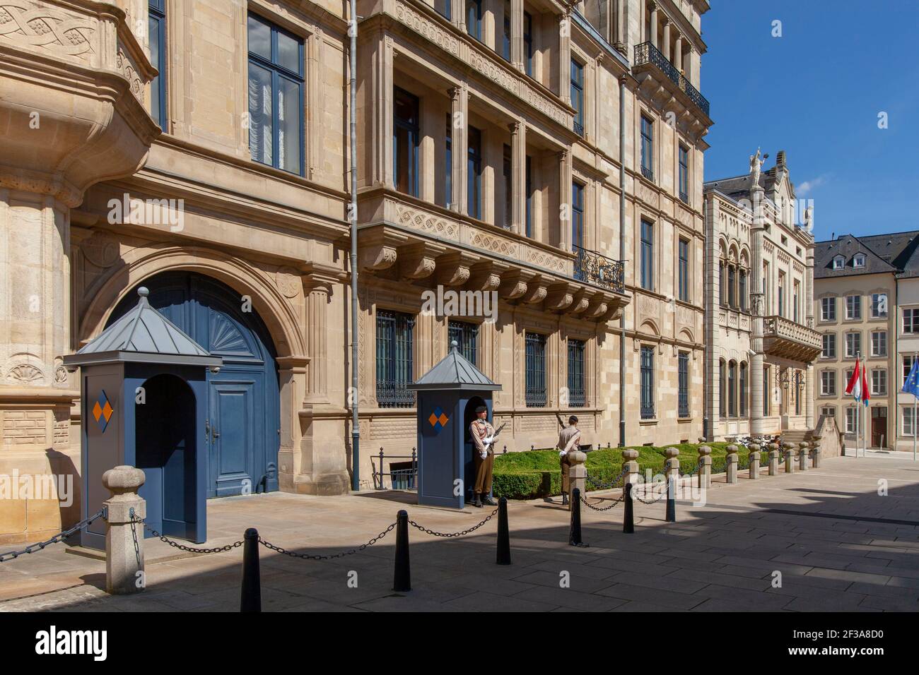 Luxembourg : le Palais Grand-Ducal. Boîtes à vêtements à l'entrée du bâtiment Banque D'Images