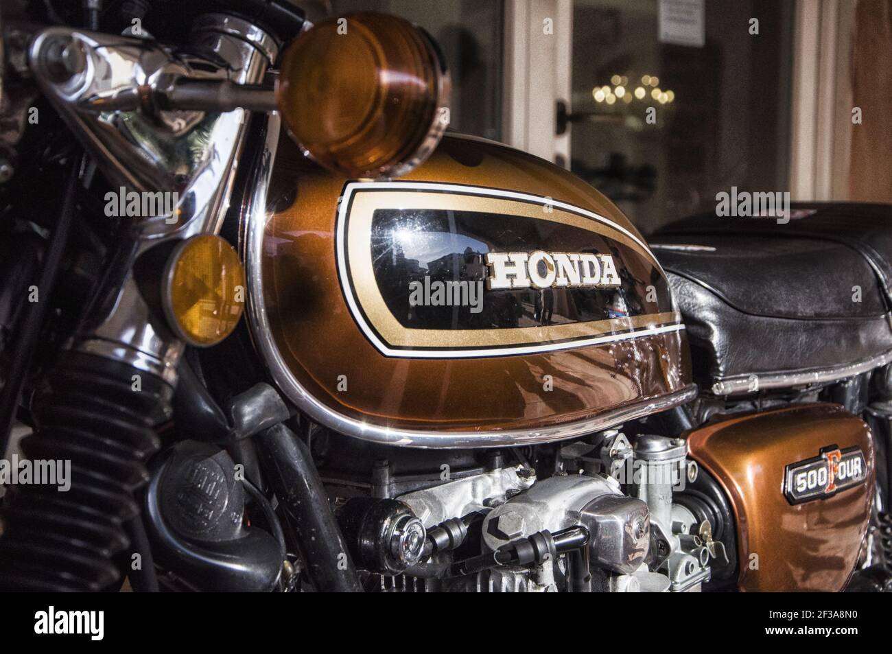 PORTO CERVO, ITALIE - 01 juillet 2016: Porto Cervo Italie - 1 juillet 2016 : Honda Classic Motorcycle 500 quatre vintage Banque D'Images