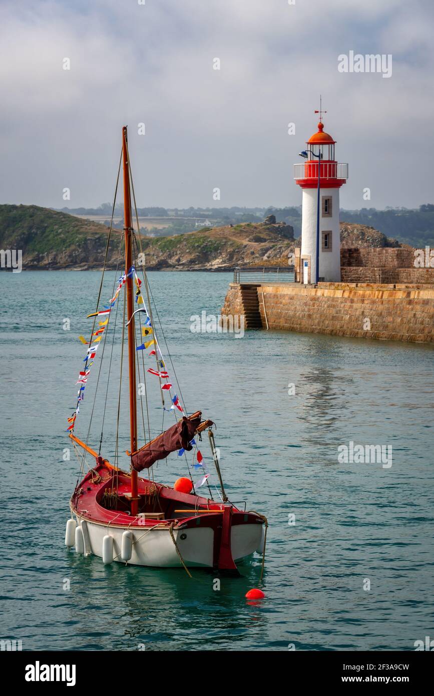 Vue sur le port pittoresque et le phare d'Erquy, Côtes d'Armor, Bretagne, France Banque D'Images