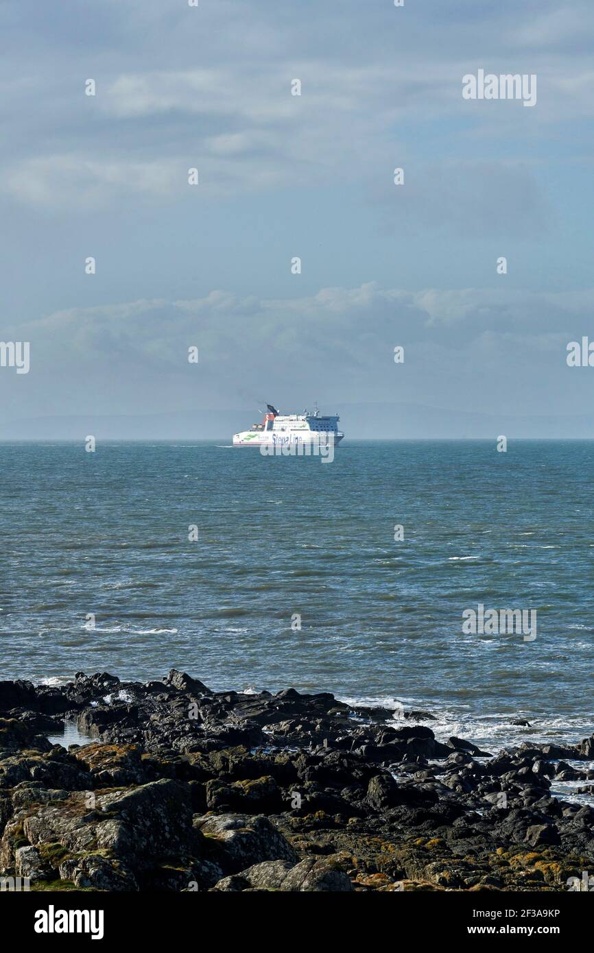 Stena Line ferry maritime irlandais passant par la pointe nord des Rhinns de Galloway, côte écossaise, en route vers Cairnryan, Ecosse occidentale Banque D'Images