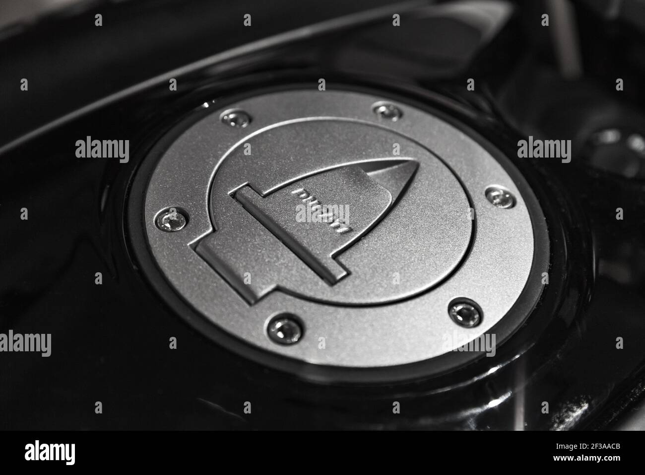Saint-Pétersbourg, Russie - 3 avril 2019 : détails de la moto Ducati, bouchon de carburant gris métallisé, photo de gros plan Banque D'Images