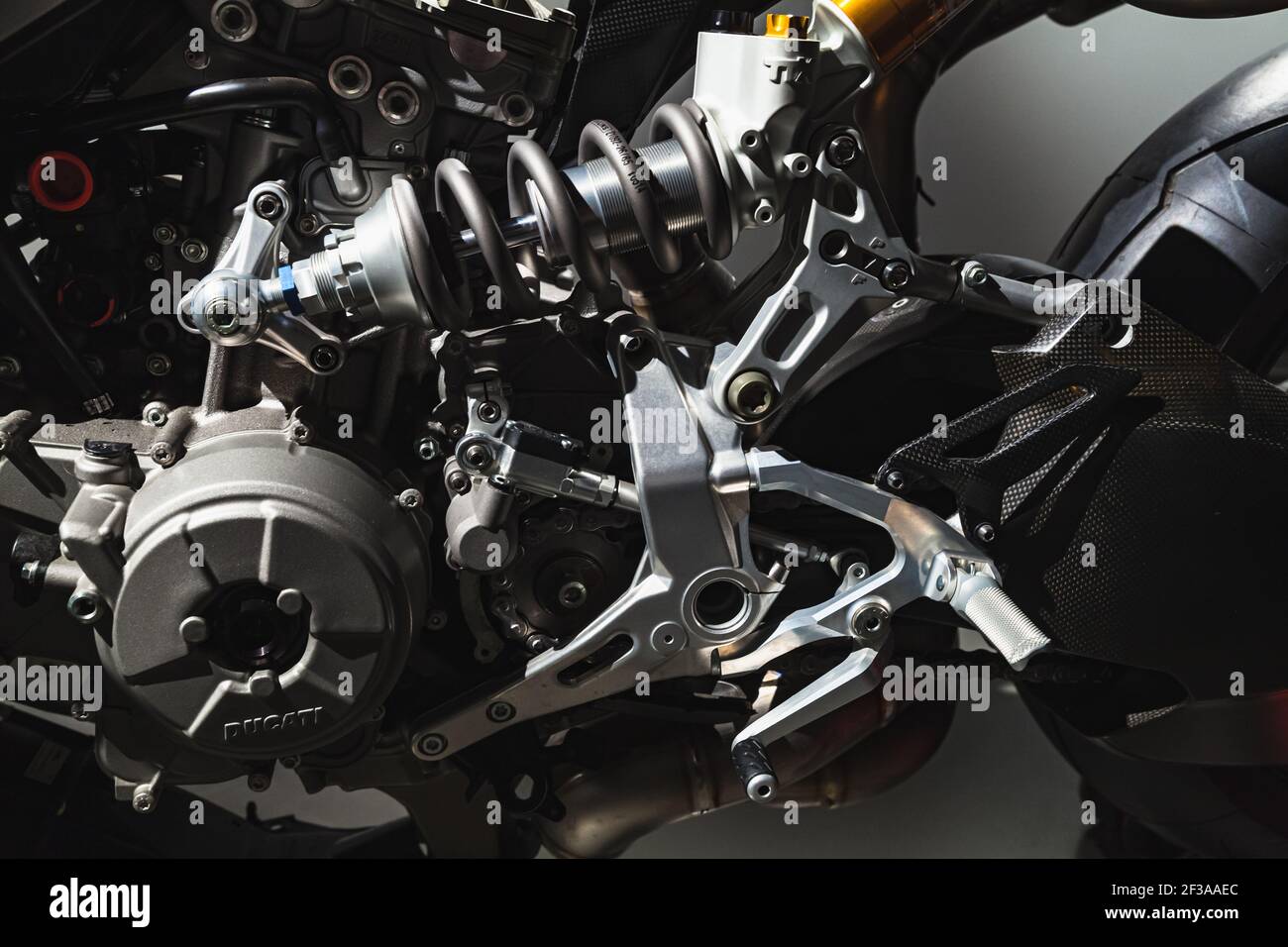 Saint-Pétersbourg, Russie - 3 avril 2019 : fragment de moto de vitesse Ducati, détails du moteur et de la transmission, gros plan Banque D'Images
