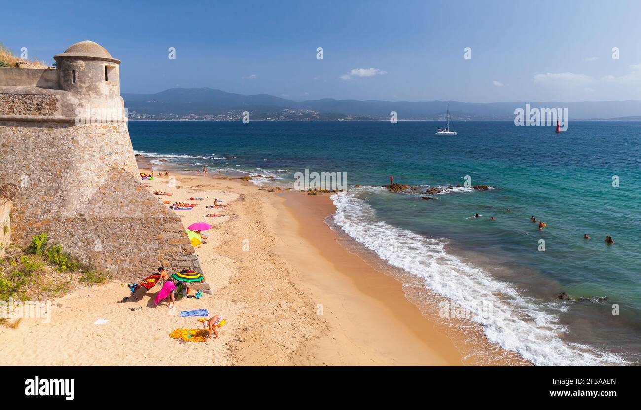 Ajaccio, France - 25 août 2018 : paysage côtier de l'île de Corse, forteresse de la Citadelle et personnes sur une plage de sable Banque D'Images