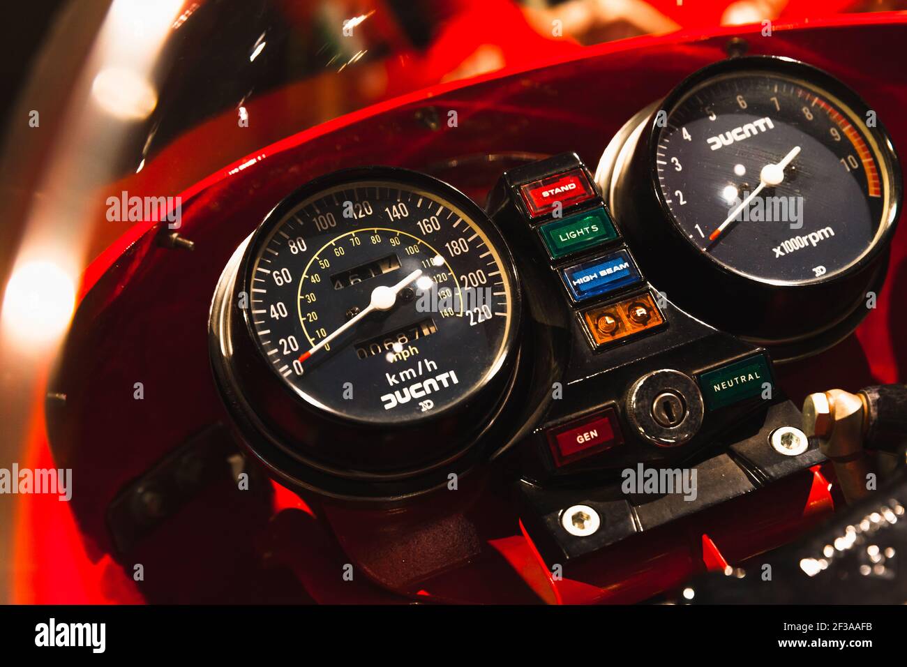 Saint-Pétersbourg, Russie - 9 avril 2016: Tableau de bord de vélo de sport Ducati avec compteur de vitesse analogique, tachymètre, odomètre et boutons Banque D'Images