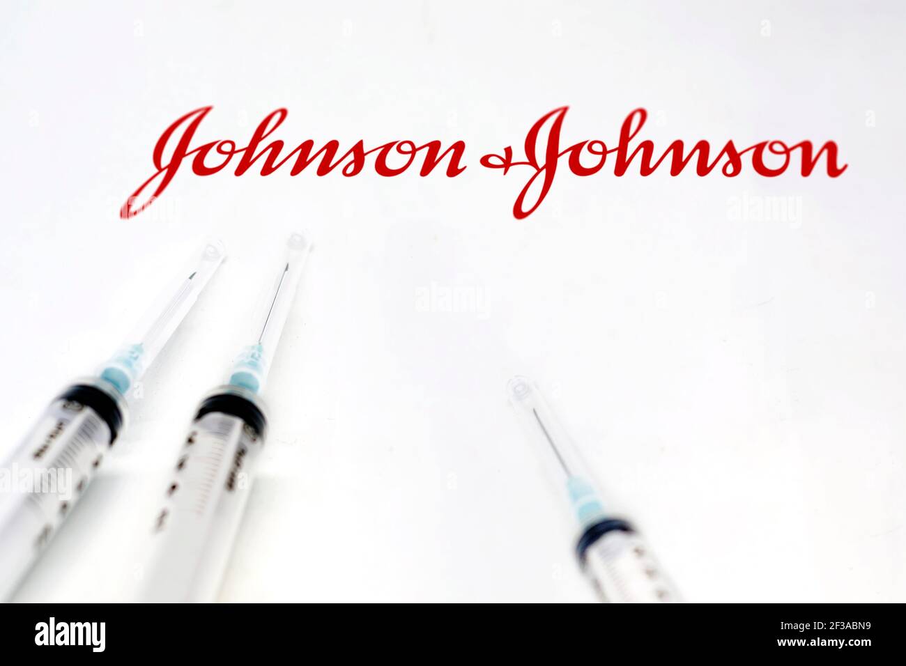 New Brunswick, NJ, USA, 10 février 2021 : trois seringues à côté du logo Johnson & johnson isolées sur fond blanc. Santé et prévention. J Banque D'Images