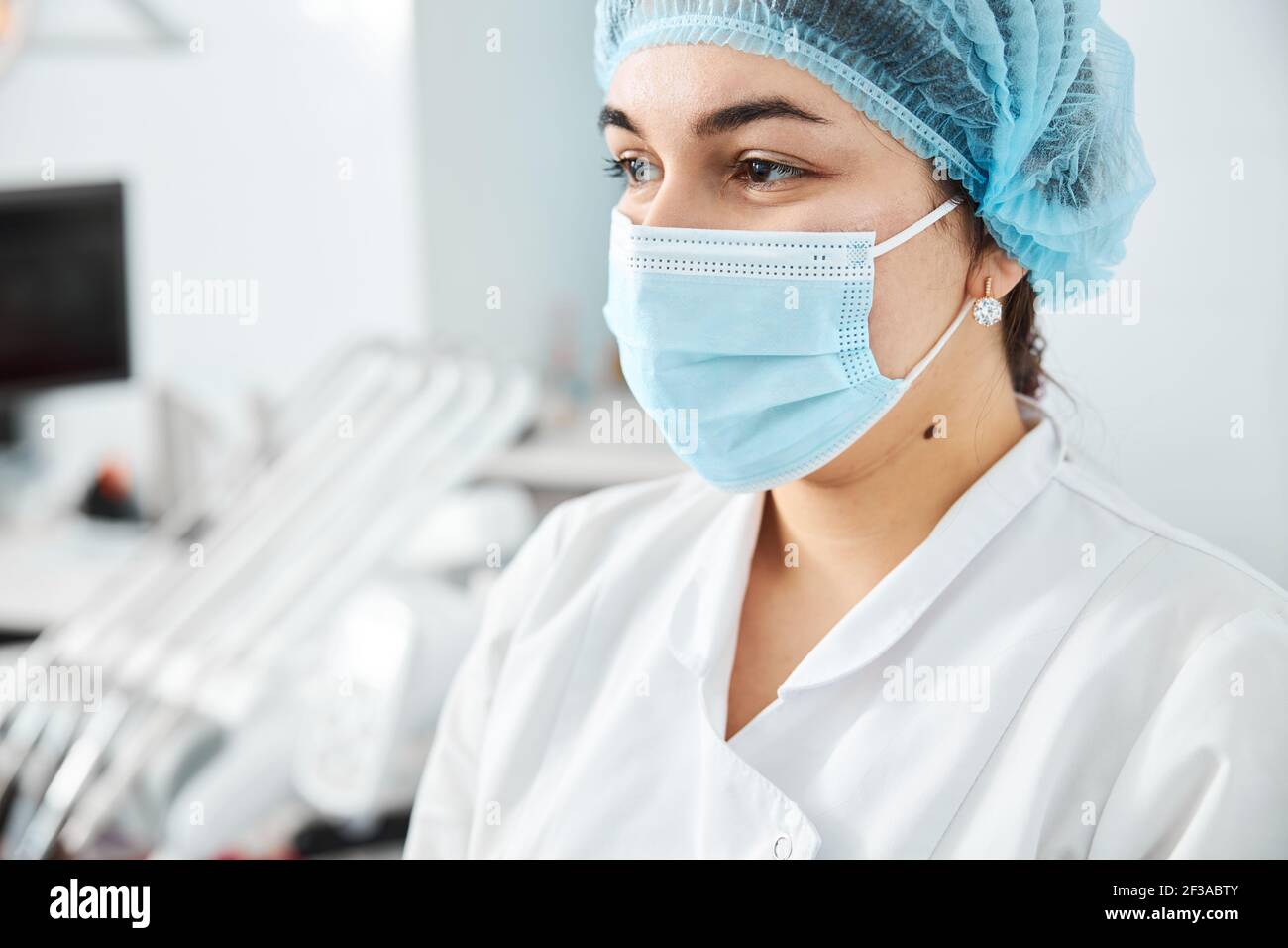 Masque chirurgical et chapeau médical sur la femme médecin Photo Stock -  Alamy
