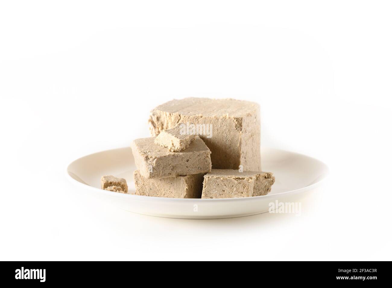 Halva de tournesol dans une plaque isolée sur fond blanc. Gros plan. Banque D'Images