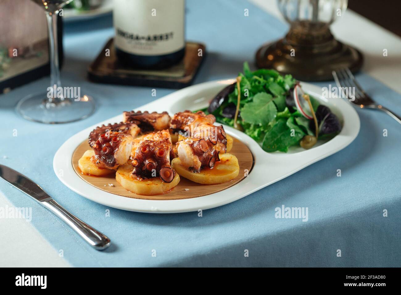 Plat national espagnol, pieuvre galicien avec pomme de terre Banque D'Images