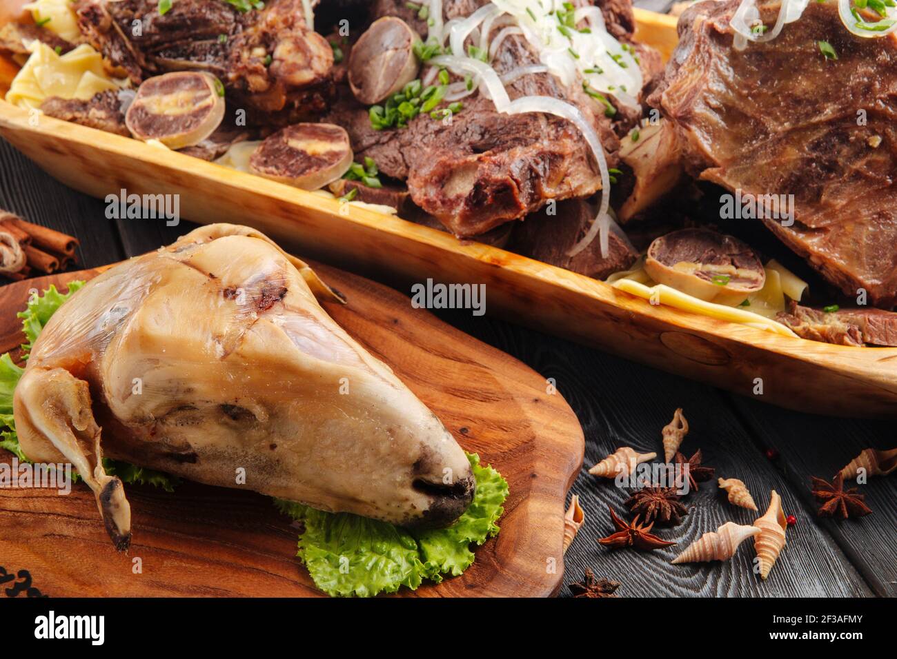 Cuisine nationale kazakh tête d'agneau bouillie avec viande Banque D'Images
