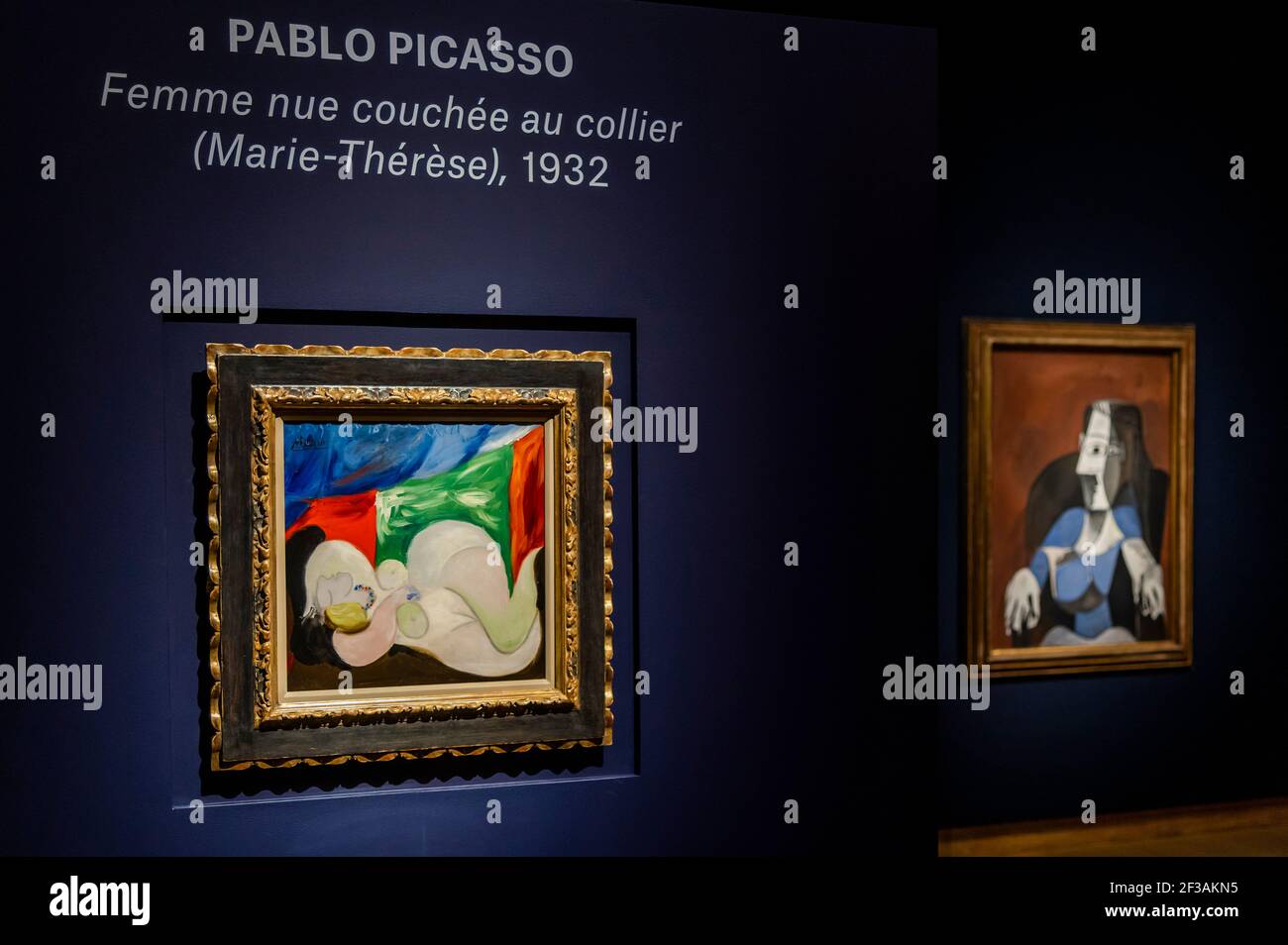 Londres, Royaume-Uni. 16 mars 2021. Pablo Picasso, femme nue couchée au collier (Marie-Thérèse), peint à Boisgeloup le 18 juin 1932, estimation : £9,000,000-15,000,000 avec sa femme assise dans un fauteuil noir (Jacqueline), peint à Mougins les 19 novembre et 18 décembre 1962, estimation : £6,000,000-9,000,000 - derrière des portes fermées : Les préparatifs ont lieu à christie's avant la vente en direct de la soirée artistique du XXe siècle et l'art de la vente surréaliste le 23 mars crédit: Guy Bell/Alay Live News Banque D'Images