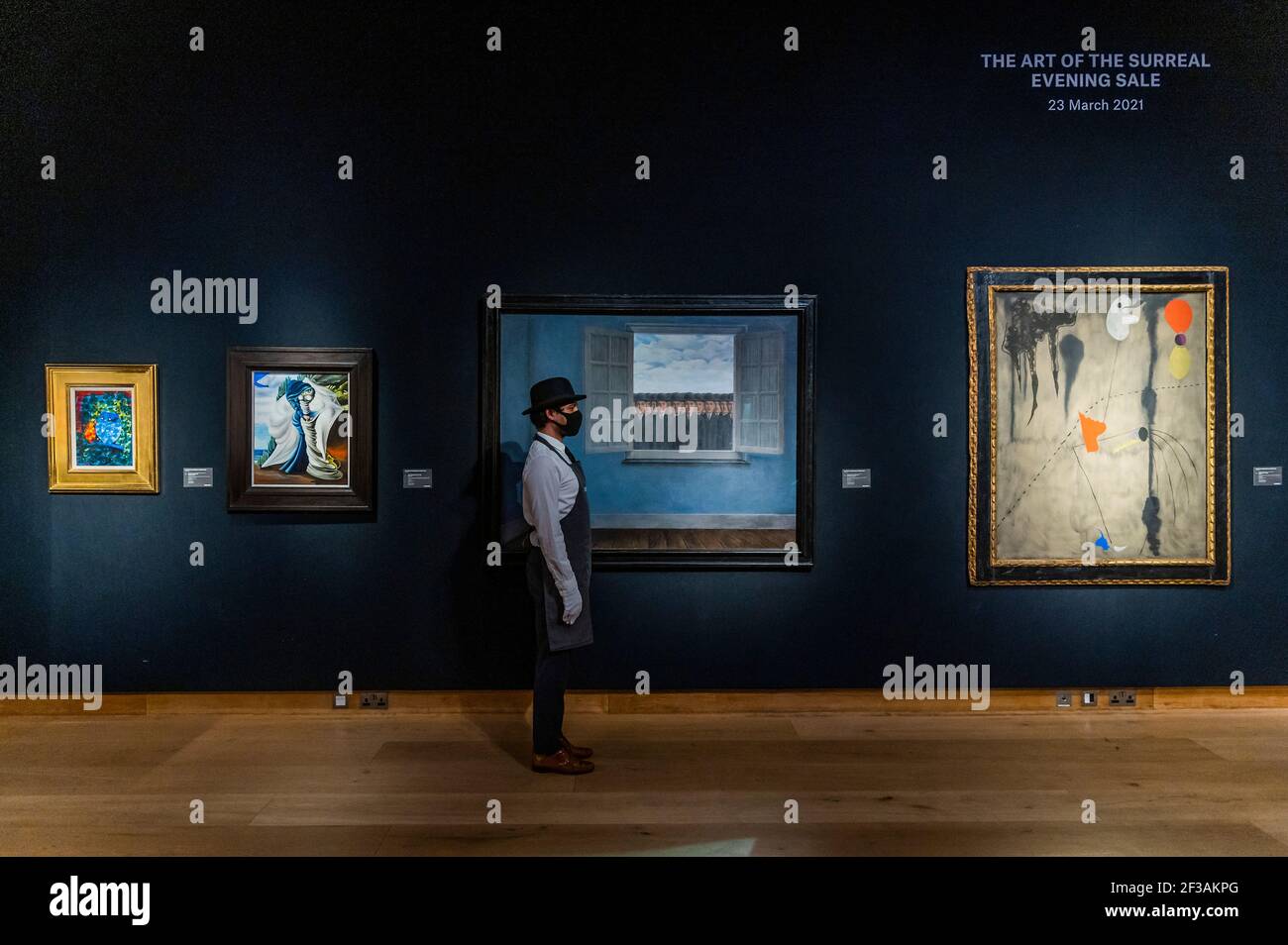 Londres, Royaume-Uni. 16 mars 2021. René Magritte, le mois des vendanges, peint en 1959, estimation : £10,000,000-15,000,000 avec Joan Miró, peinture, peint en 1925, estimation: £9,000,000-14,000,000 - derrière des portes fermées: Les préparatifs ont lieu chez christie's avant la vente en direct en soirée d'art du XXe siècle et l'art de la vente surréaliste le 23 mars crédit: Guy Bell/Alay Live News Banque D'Images