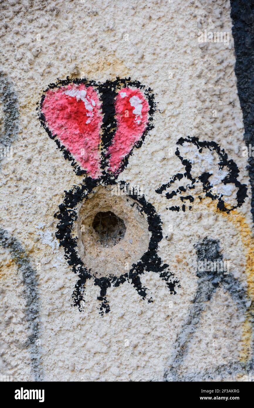 Graffiti autour d'un trou de balle dans le mur de la tour de sniper, une ancienne banque utilisée comme point de vue de sniper pendant la guerre de Bosnie.Mostar, Bosnie-Herzégovine. Banque D'Images