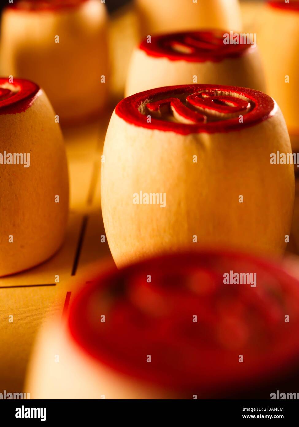 Des cartes et des pions pour jeu de bingo loto russe Banque D'Images