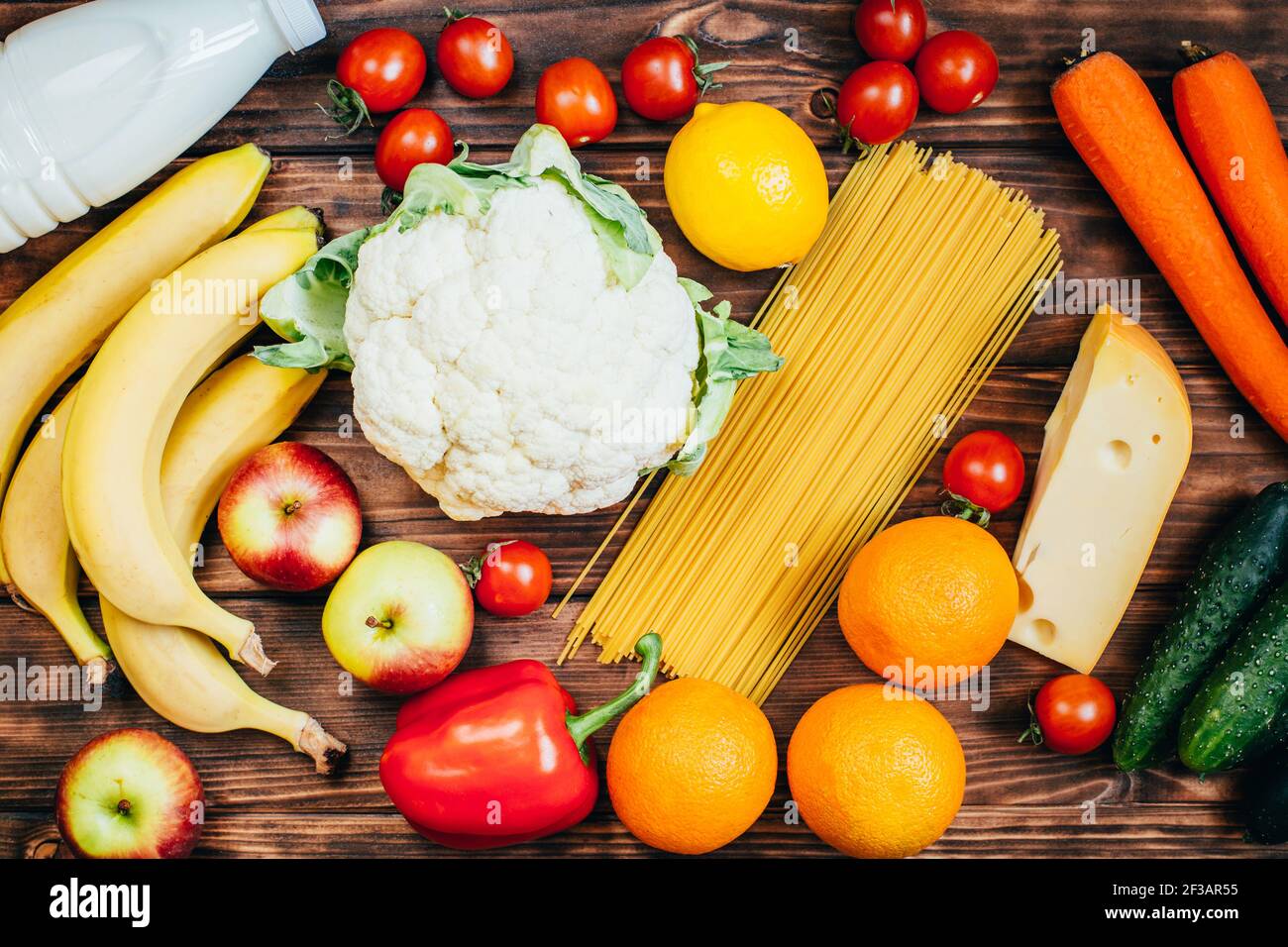 vue de dessus ensemble de nourriture légumes fruits produits laitiers arrière-plan en bois Banque D'Images