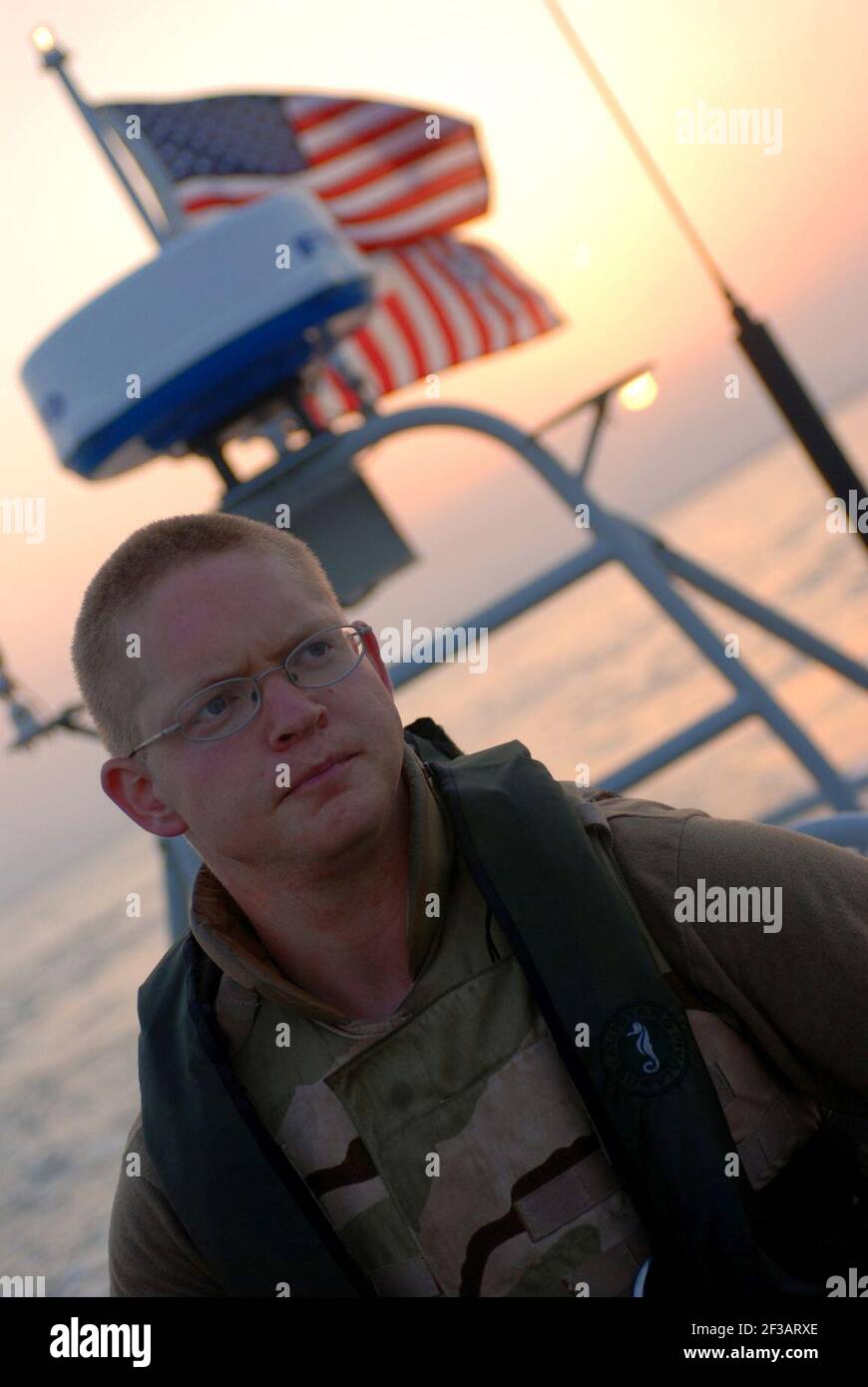 Un maître de la Garde côtière de 3e classe Karl Gould, de l'unité de sécurité du port 313, pilote un bateau vipère pendant une patrouille, le 14 mai 2008. La PSU 313 assure la sécurité côtière de la Force opérationnelle conjointe de Guantanamo. La foi Guantanamo assure la garde et la garde en toute sécurité et sans cruauté des combattants ennemis détenus. La foi mène des opérations d'interrogatoire afin de recueillir des renseignements stratégiques à l'appui de la guerre mondiale contre le terrorisme et soutient les enquêtes sur les crimes de guerre et les forces de l'ordre. La foi Guantanamo s'engage à assurer la sécurité des membres du service américain et des civils travaillant dans ses installations de détention. Banque D'Images