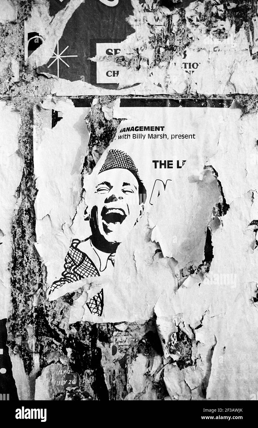 Affiche déchirée annonçant une apparition par Norman Wisdom un comédien britannique au Embassy Theatre de Skegnness Lincolnshire Angleterre Royaume-Uni photographié en 1985. Banque D'Images
