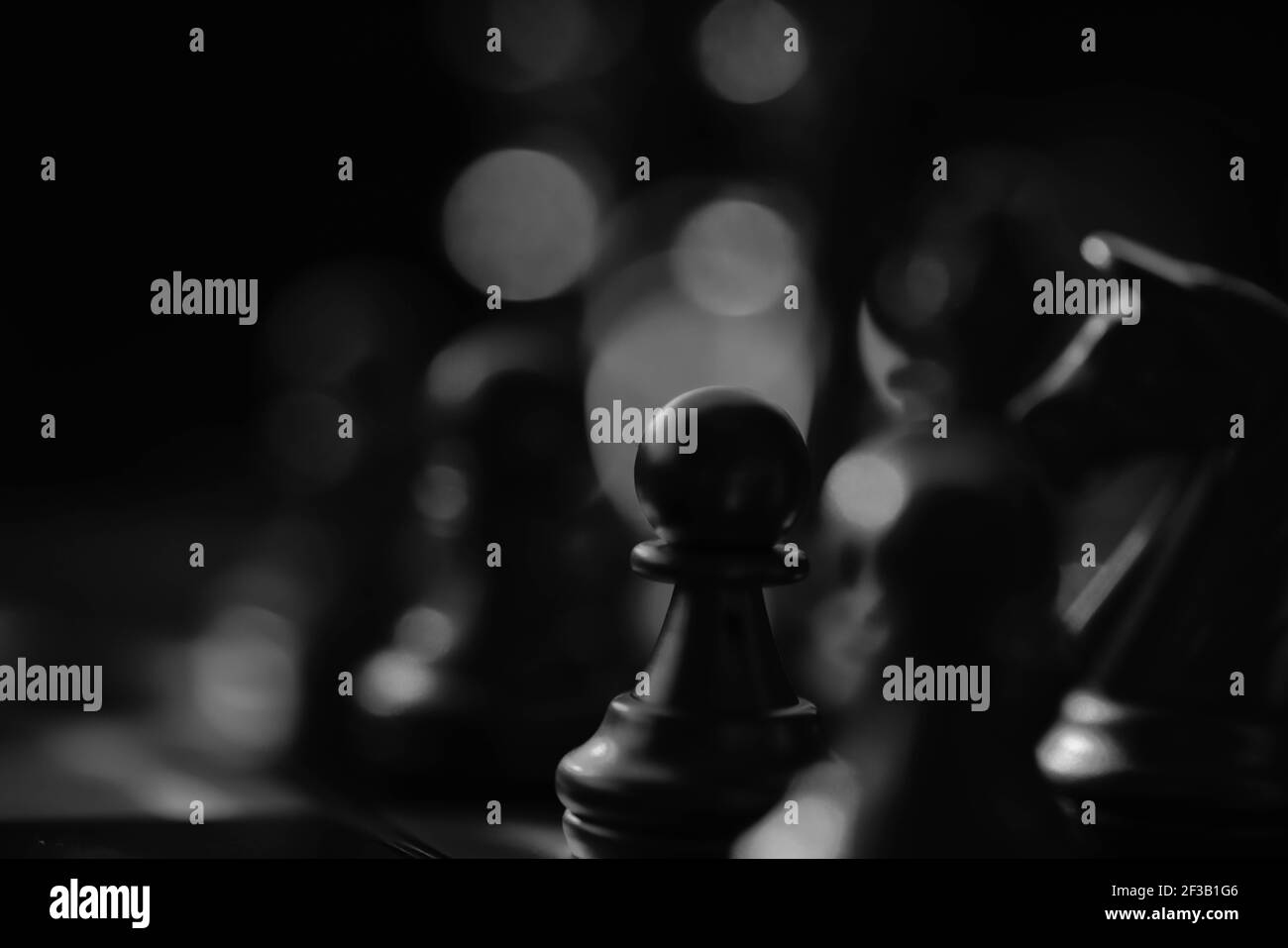 jeu d'affaires stratégie concurrentielle avec jeu de plateau d'échecs avec flou arrière-plan Banque D'Images