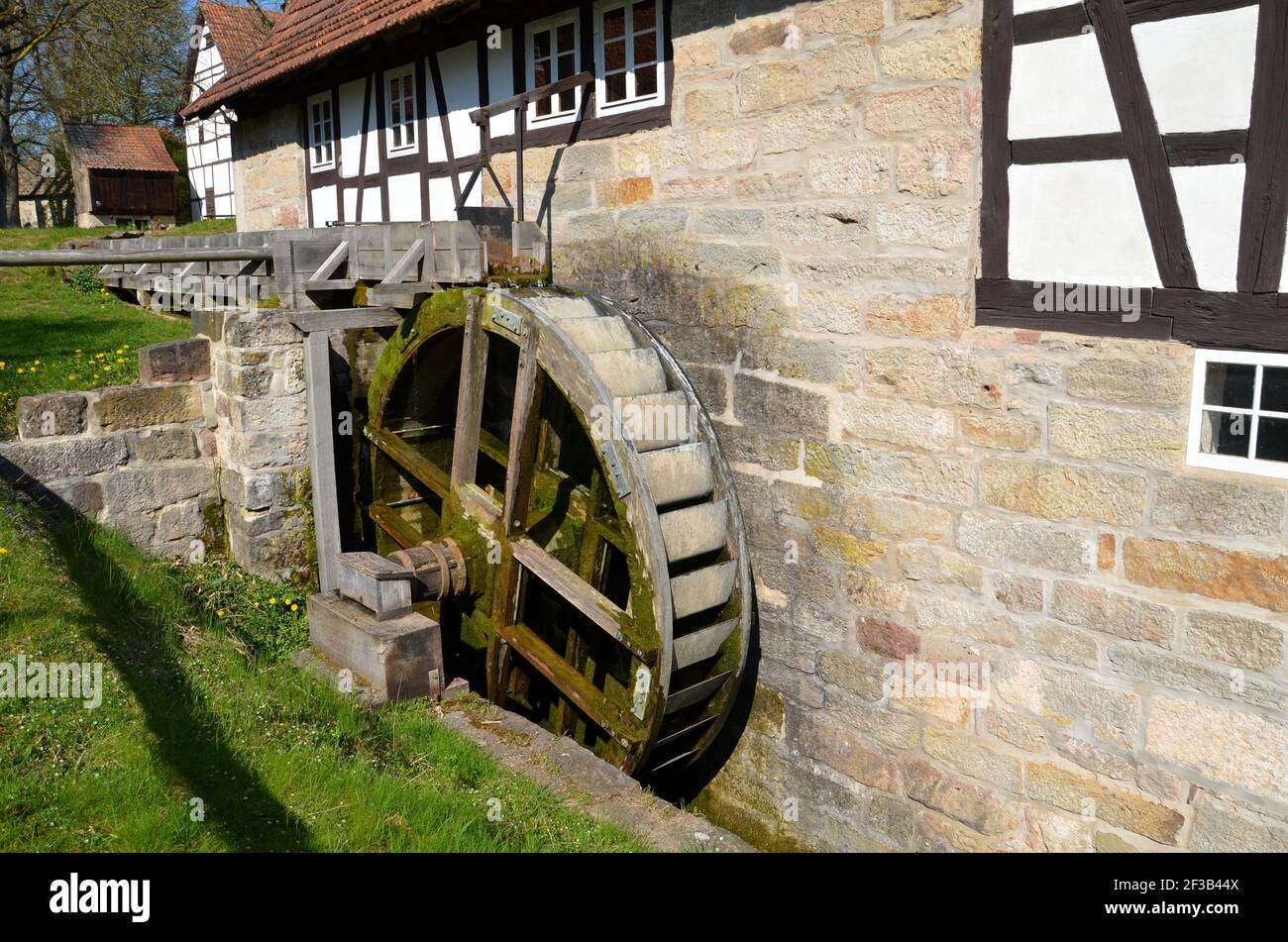 Ancienne roue d'eau au musée agricole Kloster Veßra Banque D'Images