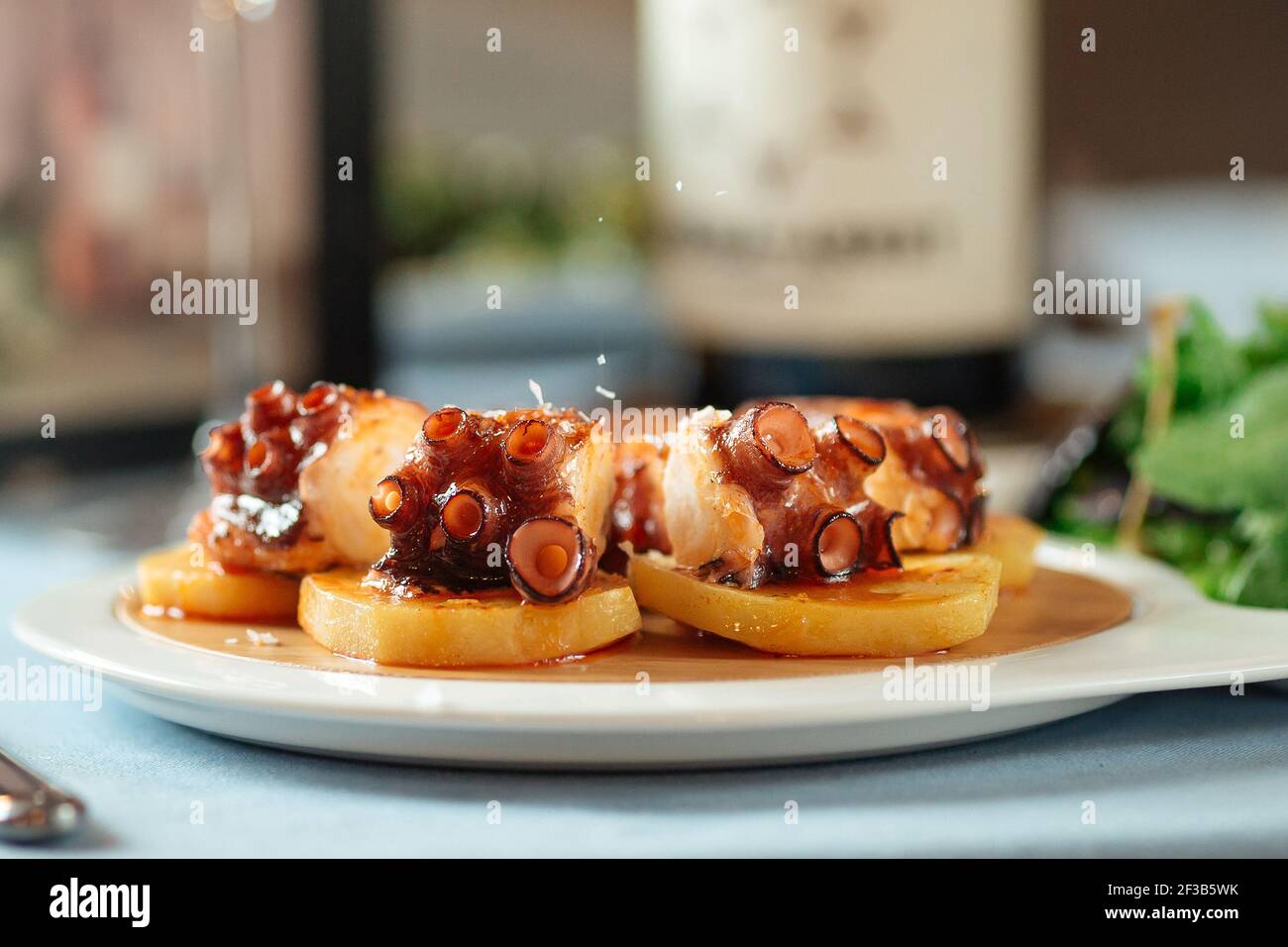 Plat national espagnol, pieuvre galicien avec pomme de terre Banque D'Images
