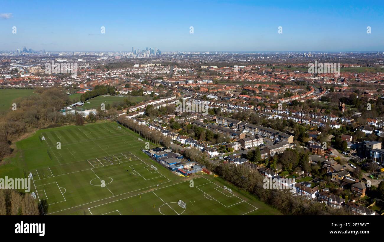 Vue panoramique aérienne du terrain d'entraînement des Millwall football Clubs, en direction de la ville de Londres et de l'île des chiens Banque D'Images