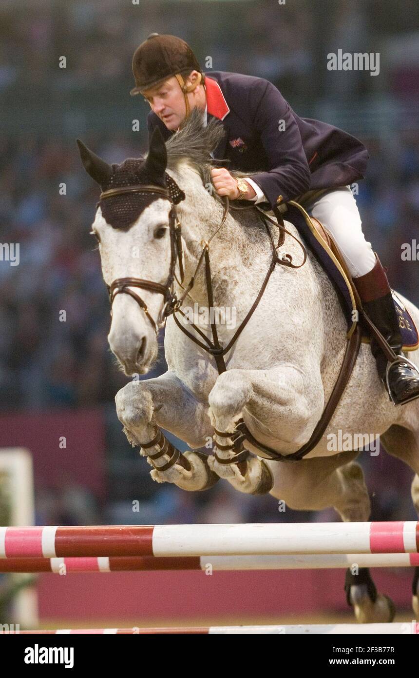 SPECTACLE DE SAUT À OLYMPIA. LE QUALIFICATIF DE LA COUPE DU MONDE FEI. ROBERT SMITH SUR KALUSHA VIENT AU-DESSUS DE LA DERNIÈRE CLÔTURE PENDANT LE SAUT POUR GAGNER. 18/12/2005 PHOTO DAVID ASHDOWNSHOW SAUT Banque D'Images