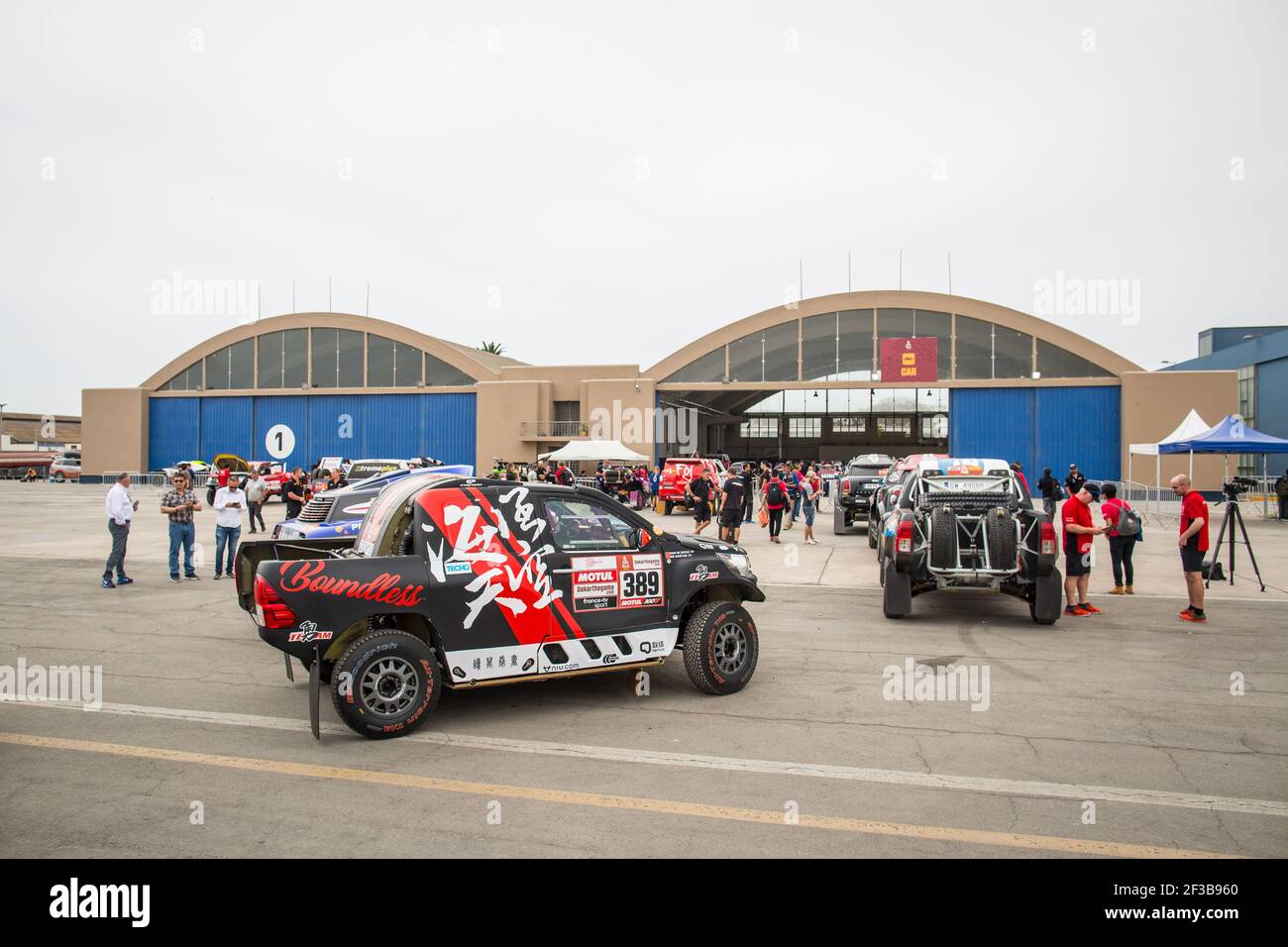 389 ZHITAO He (chn), ZHAO Kai (chn), Toyota, Yong Racing Team, Groupe T1, Classe 1, Auto, pendant le Dakar 2019, scrutateurs, vérifications, Pérou, Lima, Du 4 au 5 janvier - photo Antonin Vincent / DPPI Banque D'Images