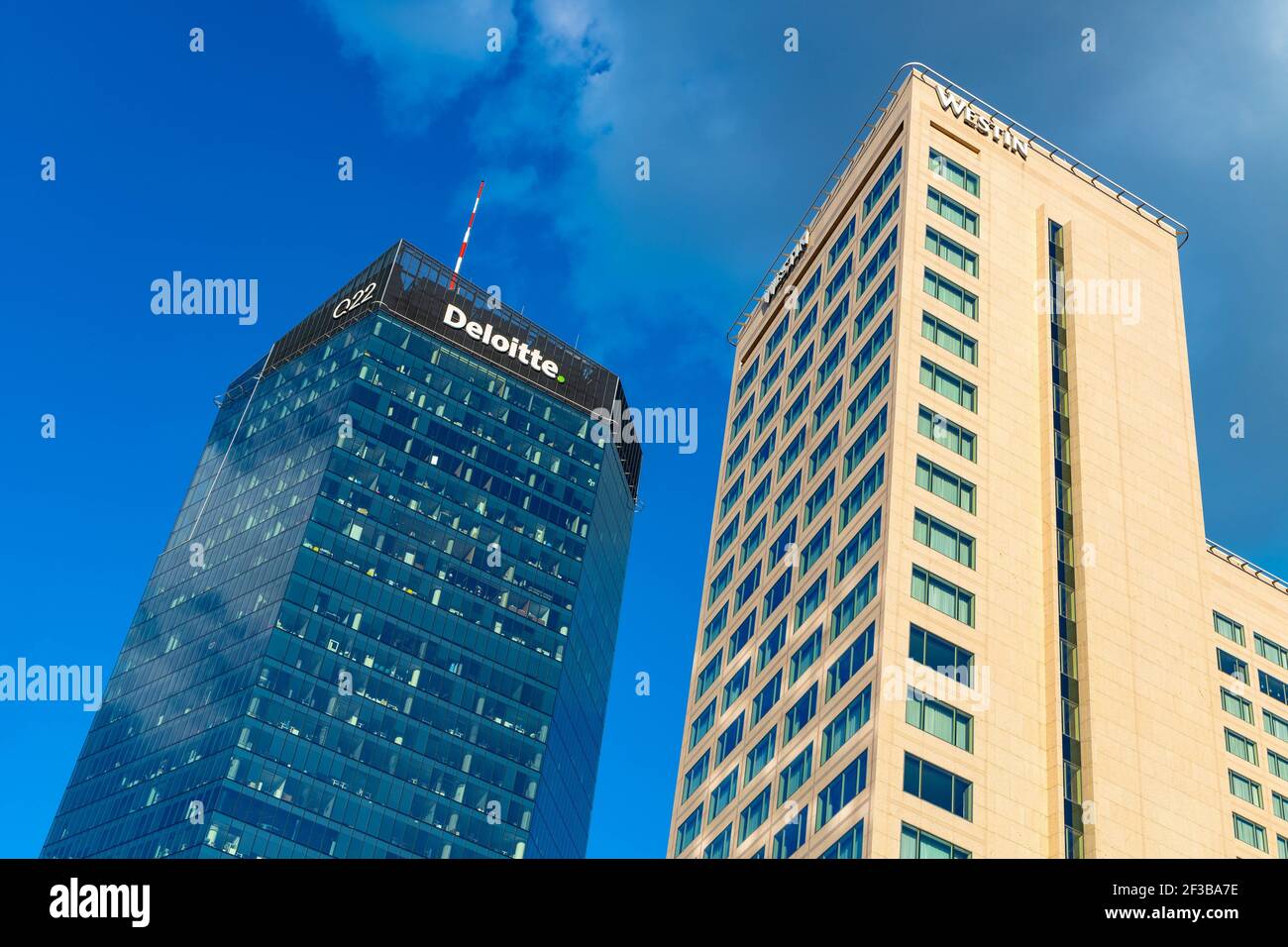 Varsovie, Pologne - 22 mai 2020 : quartier des affaires du centre-ville de Srodmiescie avec tour Q22 et hôtel Westin à l'intersection de la rue Jean-Paul II et de la rue Grzybowska Banque D'Images