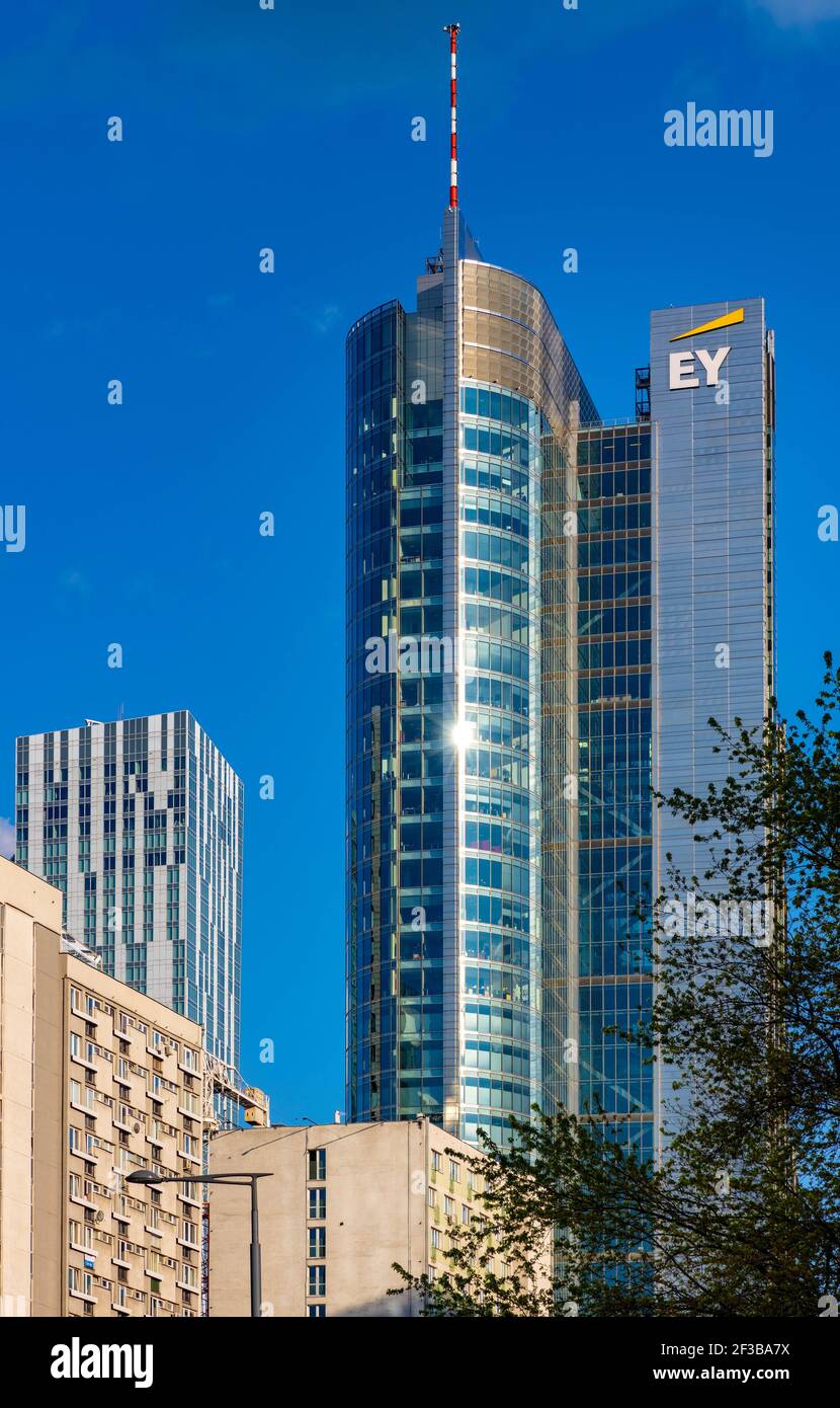 Varsovie, Pologne - 22 mai 2020 : Rondo 1 - Rondo One - gratte-ciel de bureau au cercle de Rondo ONZ dans le quartier des affaires de Srodmiescie à Varsovie Banque D'Images