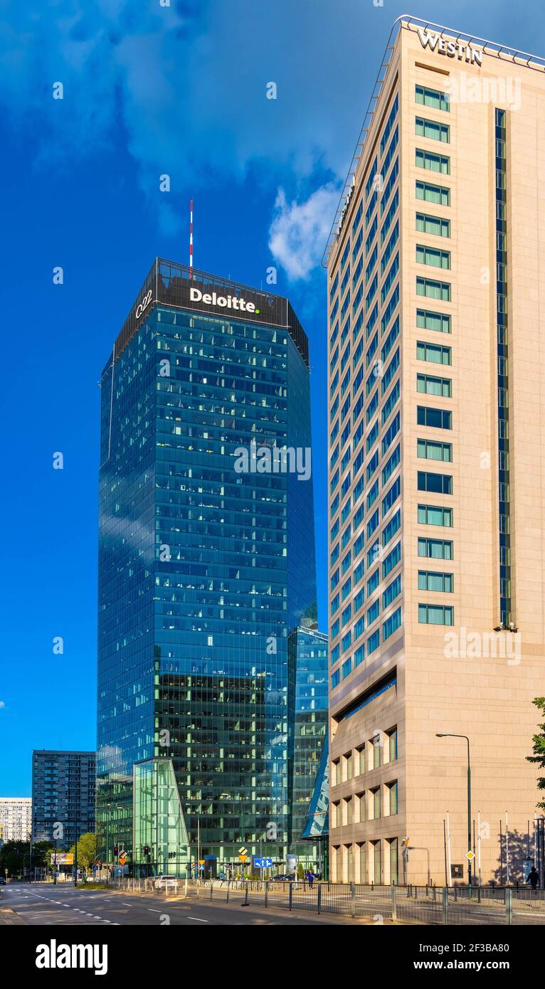 Varsovie, Pologne - 22 mai 2020 : quartier des affaires du centre-ville de Srodmiescie avec tour Q22 et hôtel Westin à l'intersection de la rue Jean-Paul II et de la rue Grzybowska Banque D'Images