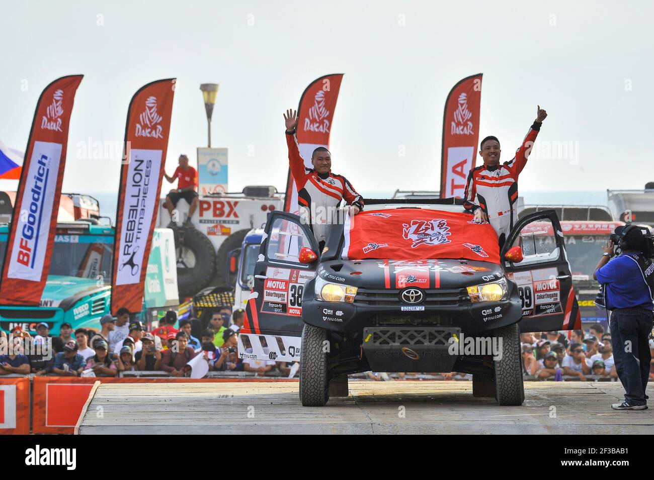 389 ZHITAO He (chn), ZHAO Kai (chn), Toyota, Yong Racing Team, Groupe T1, Classe 1, Auto, pendant le Dakar 2019, Start Podium, Podium de Départ, Pérou, Lima, Le 6 janvier - photo DPPI Banque D'Images