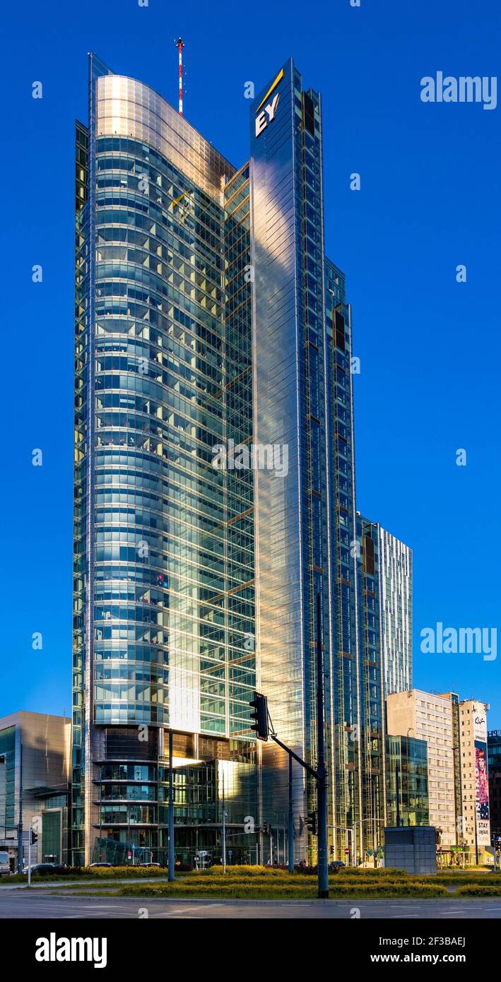 Varsovie, Pologne - 22 mai 2020 : Rondo 1 - Rondo One - gratte-ciel de bureau au cercle de Rondo ONZ dans le quartier des affaires de Srodmiescie à Varsovie Banque D'Images