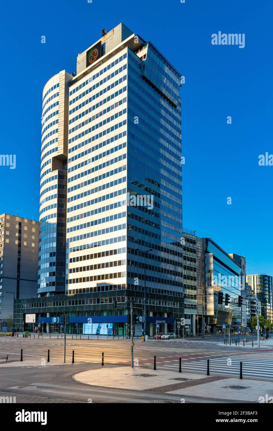 Varsovie, Pologne - 22 mai 2020 : gratte-ciel du bureau de la tour PZU à la jonction Jana Pawla II et Grzybowska dans le quartier des affaires de Srodmiescie à Varsovie Banque D'Images