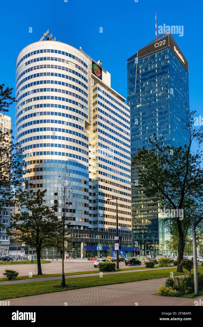 Varsovie, Pologne - 22 mai 2020 : quartier des affaires du centre-ville de Srodmiescie avec immeubles de bureaux Q22 et de la Tour PZU sur l'avenue Jean-Paul II Banque D'Images