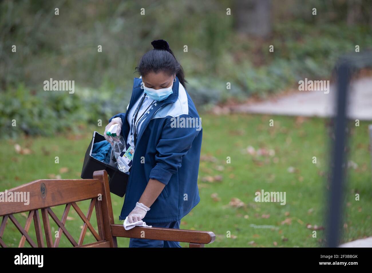 Femme de nettoyage avec banc d'essuyage de masque chirurgical avec lotion antiseptique à l'Open de France 2020, Paris, France, Europe Banque D'Images